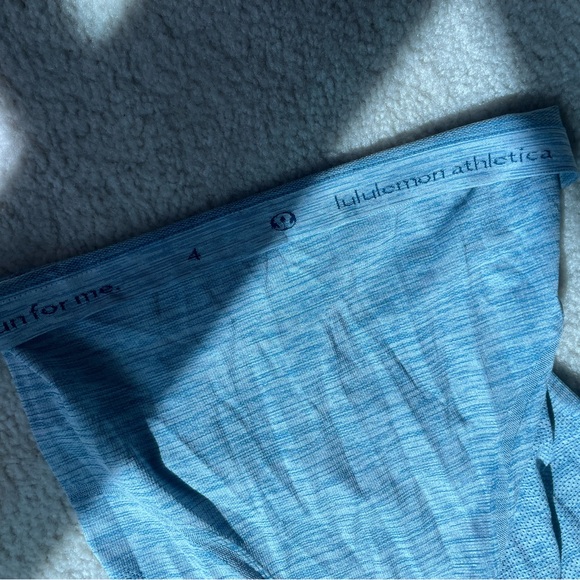 Lululemon size 4 race pace blue tshirt - Picture 4 of 4